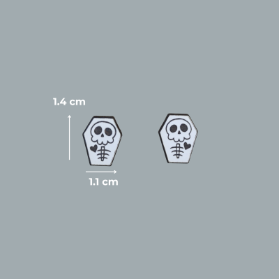 Pins brancos com desenho de crânio e osso em forma de caixão