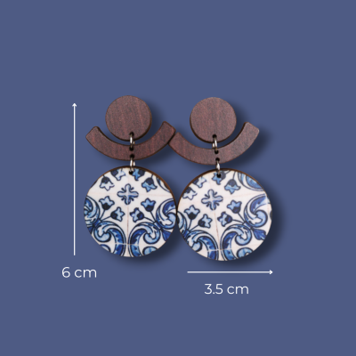 Brincos em madeira e cerâmica com padrão floral azul.