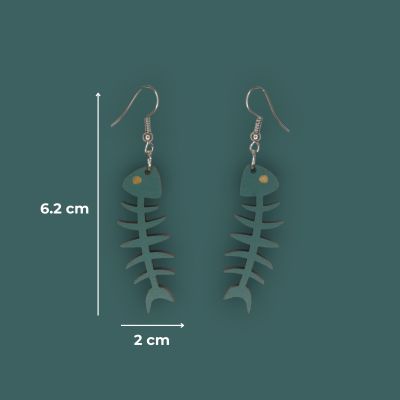 Brincos em forma de espinha de peixe verdes com detalhe amarelo e medidas indicadas