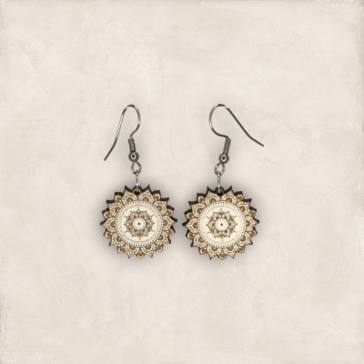 Brincos pendentes de madeira com padrão mandala branco e castanho, com ganchos prateados.