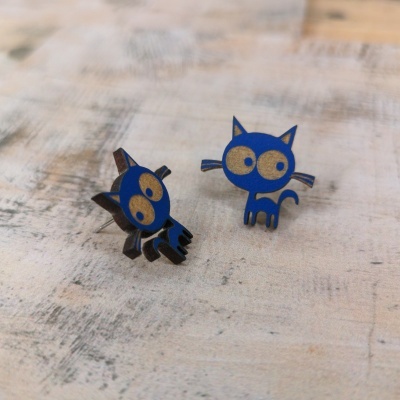 Brincos de gato estilizado em madeira azul
