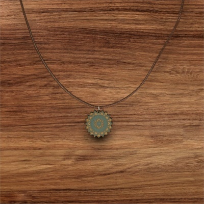 Colar com pendente mandala verde e dourado em cordão castanho