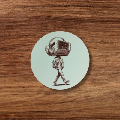 Azulejo redondo com desenho de criança e televisão na cabeça