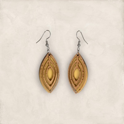 Brincos pendentes em forma de folha feitos de cortiça e palha dourada