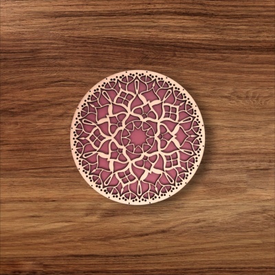 Disco decorativo redondo de madeira com padrão geométrico em fundo vermelho