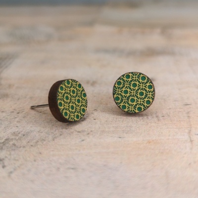 Brincos redondos de madeira com padrão geométrico em verde e amarelo