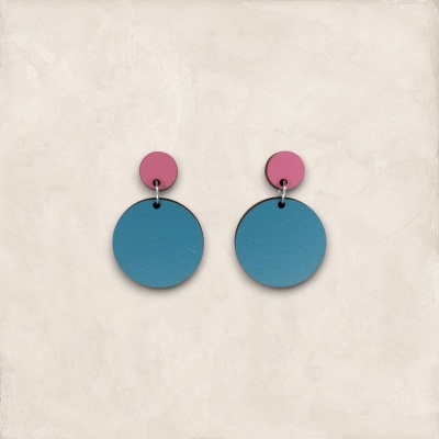 Par de brincos redondos rosa e azul com fundo cinza claro