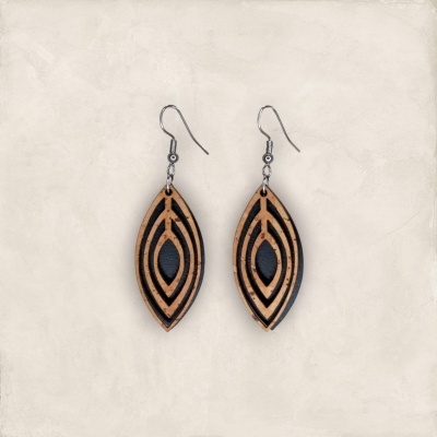 Brincos pendentes em forma de folha com padrão oval em madeira e preto