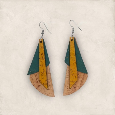 Brincos pendentes em cortiça com camadas castanho claro, verde escuro e amarelo