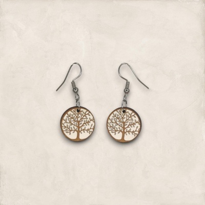 Brincos pendentes redondos em madeira com desenho de árvore gravado.