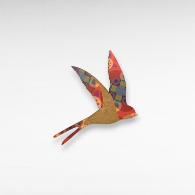 Pássaro decorativo em madeira com asas coloridas e corpo castanho