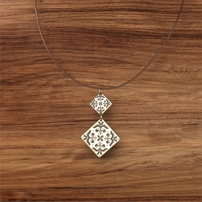 Colar com pingente losango branco com padrão floral preto em madeira escura