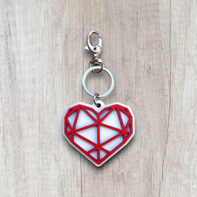 Porta-chaves de coração vermelho e branco com fecho metálico prateado