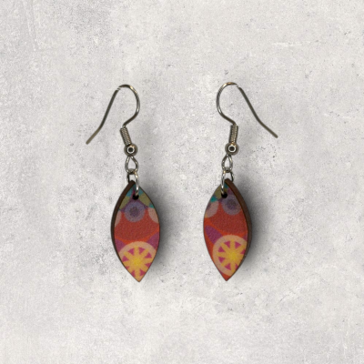 Brincos pendentes coloridos em forma de folha