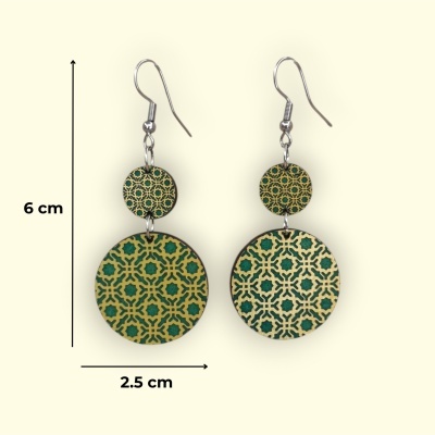 Brincos pendentes redondos verdes com padrão dourado geométrico