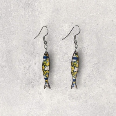 Brincos com pendente em forma de peixe colorido