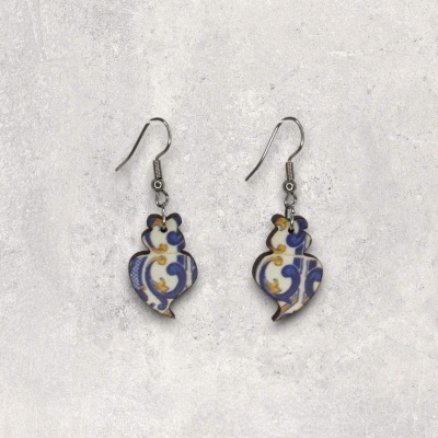 Par de brincos com padrão azul e amarelo em madeira sobre fundo cinza