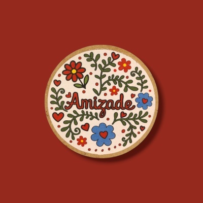 Íman circular decorativo com padrão floral e a palavra 'Amizade'
