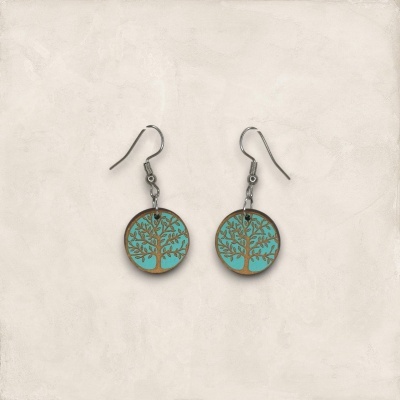 Brincos pendentes redondos em madeira com desenho de árvore azul turquesa e gancho metálico.