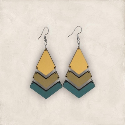 Brincos geométricos amarelo, castanho e verde com ganchos metálicos