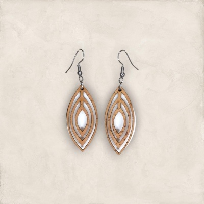 Brincos pendentes em forma de folha com madeira e branco