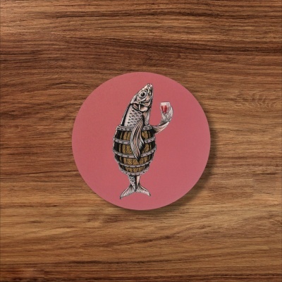 Disco de cortiça redondo cor-de-rosa com ilustração de peixe com barril e copo de vinho.