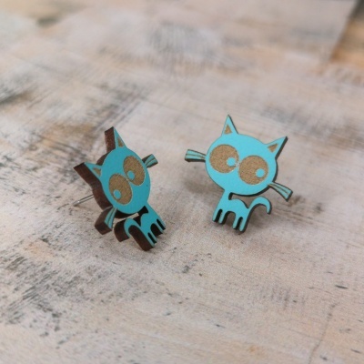 Brincos de madeira em forma de gato azul claro com olhos castanhos