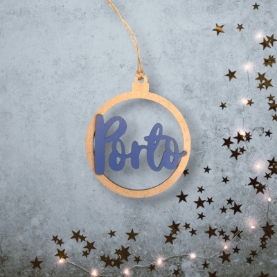 Enfeite circular de madeira com palavra Porto em azul pendurado