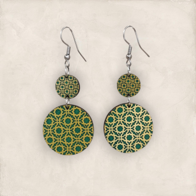 Brincos pendentes verdes e amarelos com padrão geométrico circular.