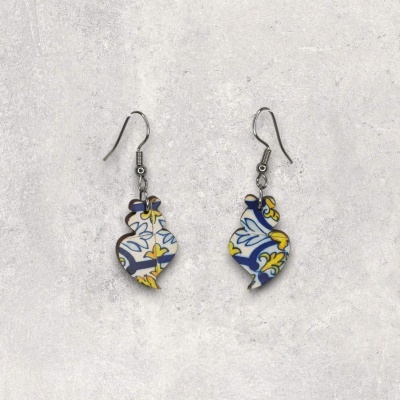 Brincos pendentes com padrão floral azul, amarelo e branco