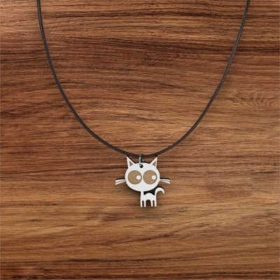 Colar com pendente de gato em madeira clara