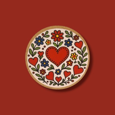 Prato redondo decorado com corações e flores coloridas