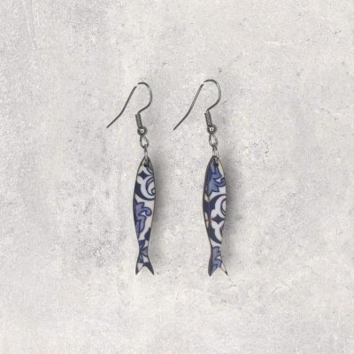 Brincos pendentes em forma de peixe com padrão azul e branco