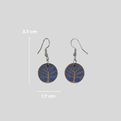 Brincos de madeira azul com desenho de árvore e fecho em gancho metálico