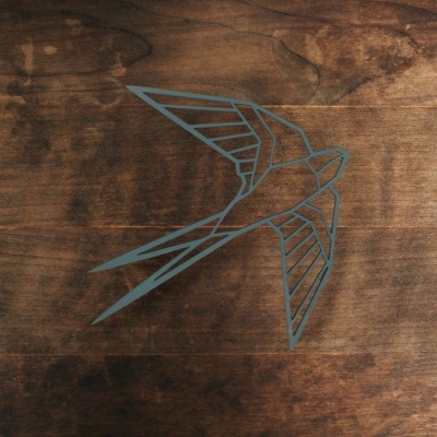 Desenho de andorinha geométrica azul em madeira escura