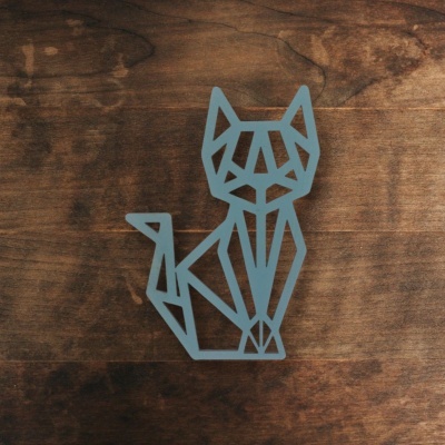 Recorte de gato geométrico em metal cinza sobre madeira