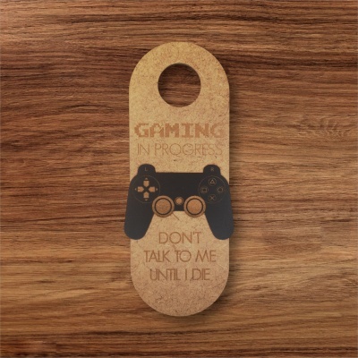 https://www.bemportugues.com/product/placa-para-porta-gamer-em-madeira