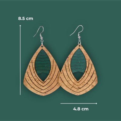 Brincos de cortiça em forma de folha com detalhes gravados e fundo verde escuro