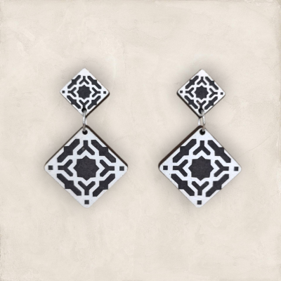Brincos quadrados com padrão geométrico preto e branco