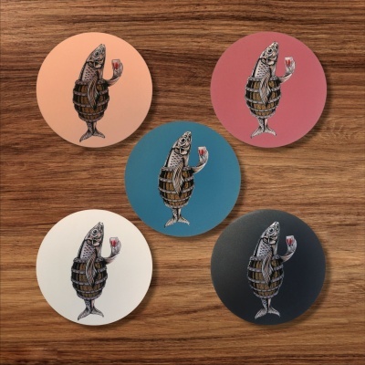 Cinco bases para copos coloridas com ilustração de peixe com barril e copo de vinho