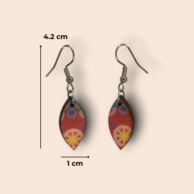 Par de brincos coloridos em forma de folha com gancho metálico