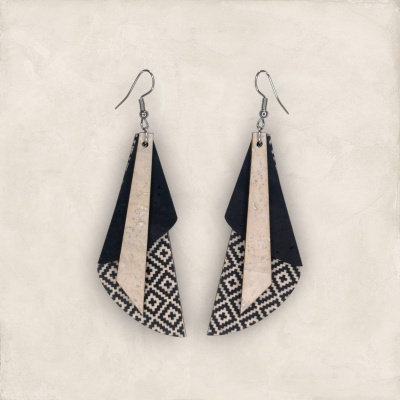 Brincos pendentes em camadas com padrão geométrico e cores preto e bege