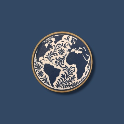 Broche circular com design azul e bege do mapa-múndi com detalhes florais