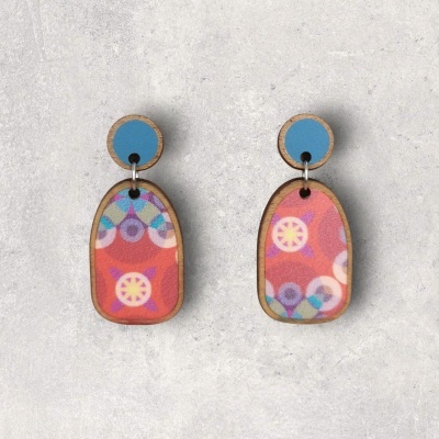 Brincos de madeira com padrão geométrico colorido
