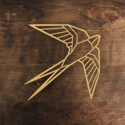 Padrão geométrico dourado de andorinha sobre madeira