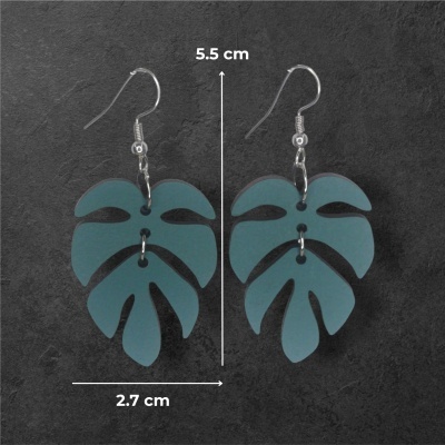 Brincos pendentes na forma de folha azul-acinzentada com fundo cinzento