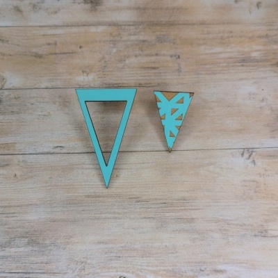 Dois objetos triangulares em madeira com padrões e pintura azul