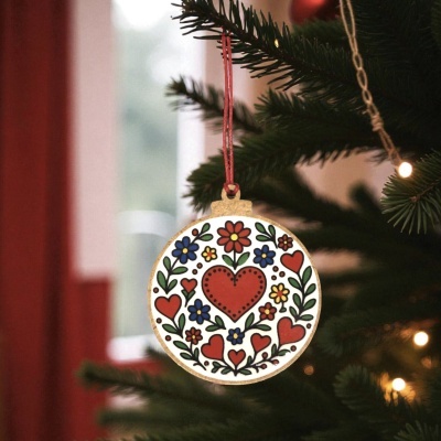 Enfeite de Natal redondo com corações e flores coloridas pendurado na árvore
