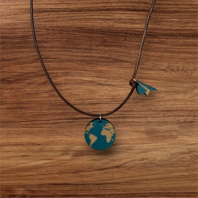 Colar com pendente do mapa-múndi em azul e bege num cordão castanho