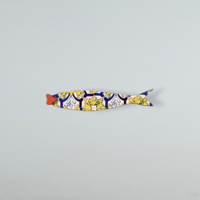 Peixe decorativo em madeira com padrão floral azul, amarelo e branco